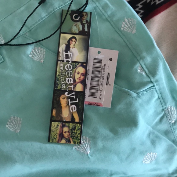 Mint green shell print shorts - Picture 3 of 4